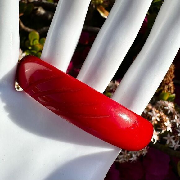 Bakelite Sweet Cherry Red Vintage Carved Bangle Bracelet - Picture 5 of 8